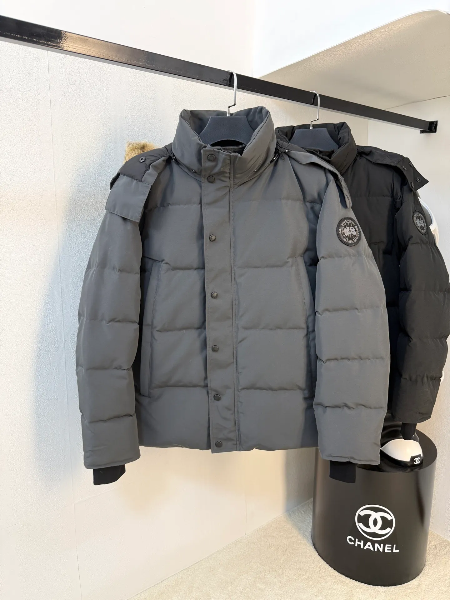 P880 CANADA.GOOSE】🇨🇦The top original New Expedition limited edition Parker short model Canada🦢 One of the most popular models of Goose brand in 2024 winter! No more worries about wearing different clothes on the street. Top original analysis. Analysis 1 (Wolf Hair): It is guaranteed that the fur collars received by all customers are cleaner than the color. Each wolf hair is 43cm long and 16cm wide, all made from wild first-grade gray wolf skins in western Canada! Analysis 2 (Trademark): We use custom-dyed embroidery thread, which truly achieves 100% trademark, ensuring that the embroidery thread is completely consistent with ZP, with zero color difference and 100% true-to-version reproduction of map letters! (We can guarantee that no one in our industry is more attentive and professional than us!) Analysis 3 (fabric): The new expedition model is made of two fabrics, instead of the old expedition 21-count all-round fabric! The front piece is made of 18-count glue and the back piece (sleeves) is made of pongee fabric! While ensuring the 5-level cold protection index, it also ensures the comfort and fit of the upper body. The fabric is as comfortable as the old Expedition 5-level cold protection index. Analysis 4 (auxiliary materials): The original molded land mine buckle, comma buckle, zipper embryo, four-button buckle, and washed, labeled and dyed cuff threads are not 100% flawless, and there are also velvet runoffs, and most of the wolf fur is mainly eastern yellow wolf fur. (Because our wolf skins are all auctioned at the same auction house) There is an auction list to prove it. Note: During the production process, some businesses add waste silk, 50% velvet, hand-feel velvet, etc. into the clothes in order to maximize profits! But on the outside of the clothes, they use good fabrics and match them with good wolf fur. They say it is purchasing agent grade 90 white duck down, or even more exaggeratedly, it is white goose down, to fool the layman! (Please consult the official website. All styles are made of white duck down) Sizes XS-XXL
